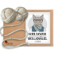 Eine Kraftpapierverpackung mit einer Cartoon-Illustration einer Katze, beschriftet mit 'KATER KASIMIR WOLLKNAÜEL 2 STÜCK,' mit zwei Wollknäueln daneben.