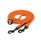 Orange geflochtene Hundeleine aufgerollt mit zwei schwarzen Metallwirbelkarabinern und einem schwarzen Ring mit der Aufschrift 'THE DOG IDEA'.