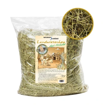 Landwiesenheu handverlesen 4kg Eine durchsichtige Plastiktüte mit "Landwiesenheu das frische" Heu für Haustiere, mit einem bunten Etikett mit Illustrationen von kleinen Tieren und einer Scheune.