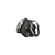Schwarze Haustiertragetasche mit silberner Hardware, verstellbaren Riemen und einem gesteppten Design, ideal für den Transport kleiner Haustiere.