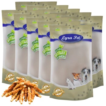 Eine Sammlung von Lyra Haustierfutterbeuteln mit dem Text 'Lyra Natural Power' und Bildern von Hunden und Katzen, mit einem Haufen Hundeleckerlis davor.