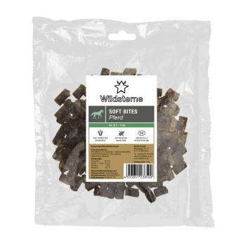 Klarer Plastikbeutel Wildsterne Soft Bites Pferd, kleine braune Würfel; Etikett: SOFT BITES, getreidefrei, Hergestellt in Deutschland.