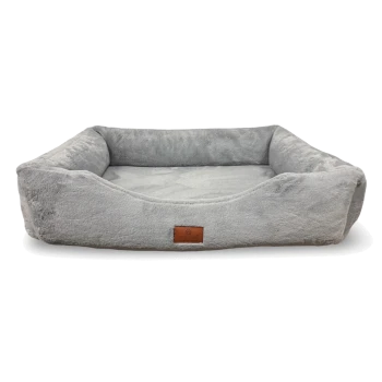 Graues samtiges rechteckiges Haustierbett mit erhöhten Seitenpolstern und abgesenkter Frontöffnung, brauner Lederpatch mit der Aufschrift PETLIVING.