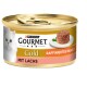 Puszka karmy dla kotów Purina Gourmet Gold z etykietą białego kota, 'Mit Lachs' (z łososiem) i 'Raffiniertes Ragout.'