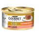 Eine Dose Purina Gourmet Gold Katzenfutter mit einem weißen Katzenetikett, "Mit Lachs" und "Raffiniertes Ragout."