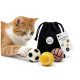Rot-weiße Katze stupst Filzbälle (Fußball, Tennis, pink) neben einem schwarzen Beutel mit der Aufschrift 'LUCY BALU', Anhänger 'Super Balls EU'.