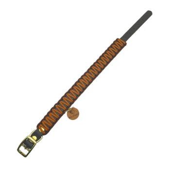 Ein stilvolles Hundehalsband mit einer braunen Basis und orangefarbenem Paracord-Gewebe, goldener Schnalle und einem kleinen Anhänger mit dem "WILDFANG"-Logo.
