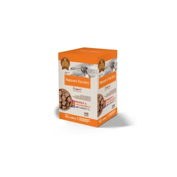 Original paté Mini Opakowanie zbiorcze 4 x 150 g Pudełko karmy dla zwierząt Nature's Variety Original z wołowiną, kurczakiem i indykiem, z etykietą 'bez zbóż' i obrazkiem psa z boku.