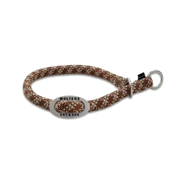 Braun-beiges geflochtenes Halsband mit Metallanhänger mit der Aufschrift "WOLTERS CAT & DOG" und Metallringen.