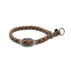 Braun-beiges geflochtenes Halsband mit Metallanhänger mit der Aufschrift "WOLTERS CAT & DOG" und Metallringen.