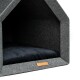 Ein gemütliches graues Haustierhaus mit einem schwarzen Kissen innen, mit einem kleinen Logoschild, das 'REVPETPRODUCT.COM' liest.