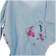 Hellblauer plüschiger Haustierbademantel mit einer kleinen Tasche, bedruckt mit rosa Kirschblüten.