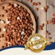 Eine Holzschale mit ganzen und halbierten Erdnüssen auf einer Holzoberfläche, mit einem "Best Quality"-Abzeichen und einem "10 Jahre"-Label.