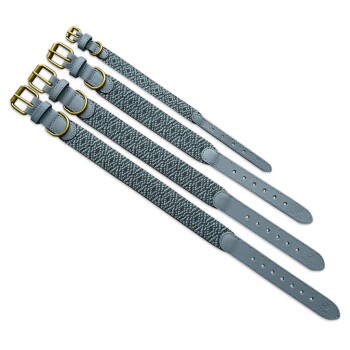 Vier verstellbare blaue Hundehalsbänder mit goldenen Schnallen, mit einem strukturierten Design und mehreren Größenlöchern.