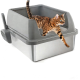 Graue, hohe offene Katzentoilette mit befestigter Schaufel; eine Bengalkatze steigt heraus, die Vorderpfote ausgestreckt.