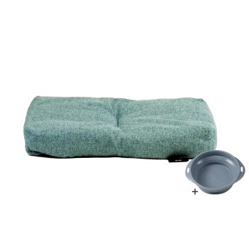 Ein weiches, rechteckiges Haustierbett aus teal-farbenem Stoff mit gepolstertem Design, begleitet von einer grauen Futterschüssel.