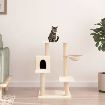 Eine verspielte getigerte Katze sitzt auf einem beigen Katzenbaum mit mehreren Ebenen, einschließlich eines gemütlichen Rückzugsorts und einer hängenden Schüssel, in einem modernen Wohnzimmer.