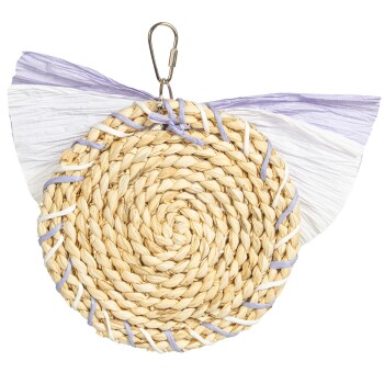 Ein rundes, geflochtenes Strohhundespielzeug mit einem Clip, ausgestattet mit Lavendel- und weißen Papierakzenten oben.