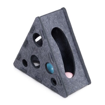 Graues, dreieckiges Haustierspielzeug aus Filz mit mehreren Löchern, mit einer blauen und einer pinken Kugel, die sichtbar darin sind.