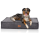 Ein glücklicher Australian Shepherd Hund liegt auf einem plüschigen grauen Haustierbett mit gerippter Textur, mit einem kleinen braunen Etikett, das 'KNUFFELWUFF' liest.