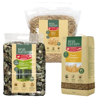 Trois produits de literie pour animaux de Real Nature : un sac de paille premium (500g), un paquet de paille Galina et un sac de literie en paille premium (8kg).