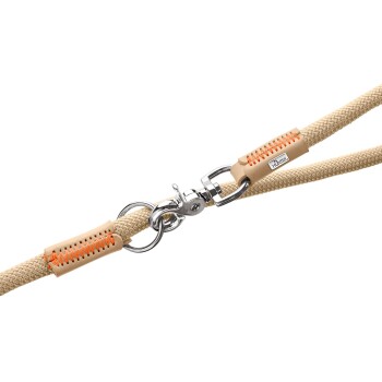 Eine strapazierfähige beige Hundeleine mit orangefarbenen Nähten und Metallclips, die ein robustes Design für die Sicherheit von Haustieren zeigt.