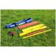 Hundesport-Agility-Stangen und Ausrüstung auf Gras ausgelegt mit einer blauen Tragetasche.