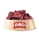 Eine beige Haustierfutterschale, gefüllt mit rohen Fleischstücken, mit dem Etikett "DIBO" und dem Slogan "Für die Besten das Beste" deutlich sichtbar.