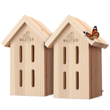 Zwei hölzerne Insektenhäuser mit dem Logo 'WILDTIER LIEBE' und einem Monarchfalter, der auf dem rechten Dach sitzt.