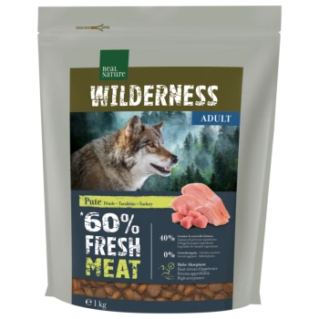 Eine Tierfuttertüte mit der Aufschrift "Wilderness Adult", die einen Wolf und frisches Putenfleisch zeigt, mit den Angaben "60% FRISCHES FLEISCH" und "40% Zutaten."