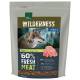 Eine Tierfuttertüte mit der Aufschrift "Wilderness Adult", die einen Wolf und frisches Putenfleisch zeigt, mit den Angaben "60% FRISCHES FLEISCH" und "40% Zutaten."