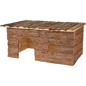 Maison pour animaux en bois faite d'écorce avec un toit incliné, dotée d'une arche à l'avant et d'une entrée circulaire sur le côté.