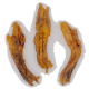 Drei getrocknete Fleischstreifen für Hunde, unterschiedlich in Form und Farbe, auf einem weißen Hintergrund präsentiert.