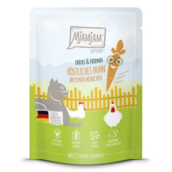Haustierfutterverpackung mit einer Cartoon-Katze und Hühnern, gekennzeichnet mit "Mjamjam Chicks & Friends Köstliches Huhn an feinen Möhrchen."