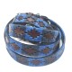 Eine Nahaufnahme von drei ineinander verschlungenen Hundeleinen mit einem blauen und schwarzen gewebten Design und braunen Lederakzenten.