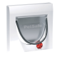 PetSafe Haustiertür mit einer klaren Klappe und einem roten Verriegelungsmechanismus, entworfen für einen einfachen Zugang für Haustiere.