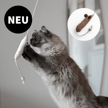 Eine flauschige Katze, die nach einem hängenden Spielzeugmaus greift, mit einem "NEU"-Label, das anzeigt, dass es sich um ein neues Produkt handelt.