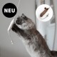 Eine flauschige Katze, die nach einem hängenden Spielzeugmaus greift, mit einem "NEU"-Label, das anzeigt, dass es sich um ein neues Produkt handelt.
