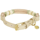 Beiges Lederhalsband für Hunde mit geflochtenen creme-grünen Seilapplikationen, goldener Schnalle und rundem goldenen Anhänger mit Prägung 'm'.