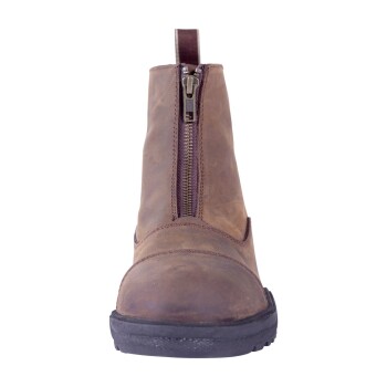 Brauner Leder-Ankle-Boot mit einem seitlichen Reißverschluss und einer schwarzen Gummisohle, von vorne betrachtet.