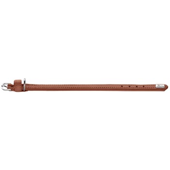 Braunes Lederhalsband mit silberner Schnalle, abgesteppten Kanten, Einstelllöchern und kleinem Metallanhänger mit der Aufschrift 'HUNTER'.