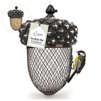Ein dekorativer Vogelhäuschen in Form einer Eichel, mit einem Netzdesign und einem Schild, das "Perfekt für Erdnüsse" liest, mit einem kleinen Vogel, der darauf sitzt.