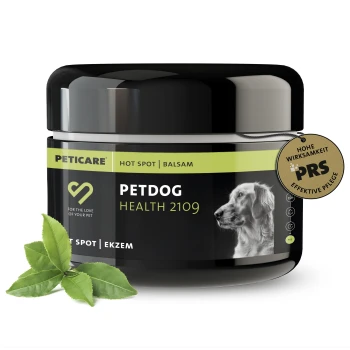 Schwarzes und grünes Glas von Petcare Hot Spot Balsam für Hunde, beschriftet mit "PETDOG HEALTH 2109," mit einem Blatt daneben und einem Etikett mit der Aufschrift "HOHE WIRKSAMKEIT."