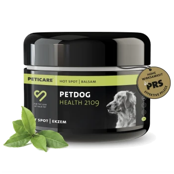 Schwarzes und grünes Glas von Petcare Hot Spot Balsam für Hunde, beschriftet mit "PETDOG HEALTH 2109," mit einem Blatt daneben und einem Etikett mit der Aufschrift "HOHE WIRKSAMKEIT."