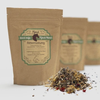 Eine braune Papiertüte mit der Aufschrift "Ritterrüstung" und grünen Akzenten, die Kräuterergänzungen für Pferde und Hunde enthält, steht neben einem Haufen loser Kräuter.