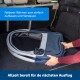Eine Person faltet eine tragbare Haustiertrage in einem Fahrzeug. Text: "Faltbarer Rahmen für einfaches Aufbauen und Verstauen."