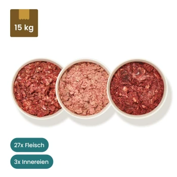 Rohfutterpakete für Haustiere mit Lamm-, Pferde- und Geflügelfleisch, mit Schalen von Hackfleisch, beschriftet mit '24 x Fleisch & Innereien' und '6 x Geflügel.'