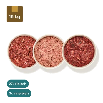 Rohfutterpakete für Haustiere mit Lamm-, Pferde- und Geflügelfleisch, mit Schalen von Hackfleisch, beschriftet mit '24 x Fleisch & Innereien' und '6 x Geflügel.'