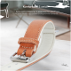 Ein brauner Lederhundehalsband mit einer silbernen Schnalle auf einer weißen Oberfläche, mit Text zur umweltfreundlichen Produktion.