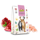 Eine Tüte GranataPet DeliCATessen Katzenfutter mit einer Illustration einer schwarzen und orangefarbenen Katze, umgeben von Granatapfel und Garnelen.